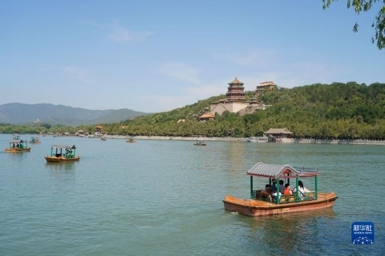 6月22日，游人在北京頤和園乘坐游船。新華社記者 任超 攝