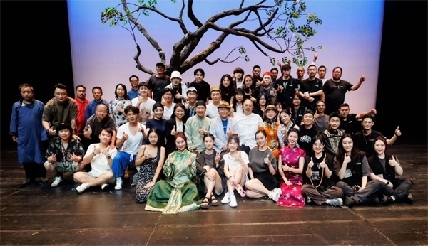 《斷金》百場演職人員合影。龍馬社供圖