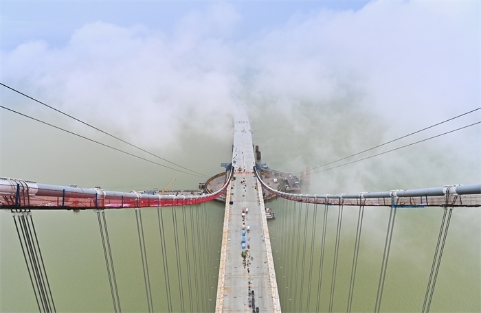 從270米高塔俯瞰深中通道伶仃洋大橋施工現(xiàn)場(chǎng)。（中交集團(tuán)供圖）