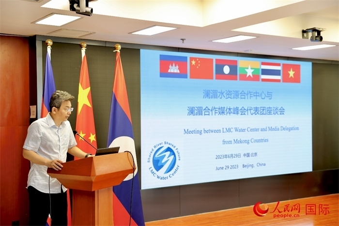 由瀾湄六國(guó)有關(guān)部門及主流媒體等組成的采訪團(tuán)與中方代表在瀾湄水資源合作中心舉行座談會(huì)。水利部國(guó)際合作與科技司副司長(zhǎng)、一級(jí)巡視員、瀾湄水資源合作聯(lián)合工作組中方組長(zhǎng)李戈發(fā)表講話。（人民網(wǎng) 李世奇攝）