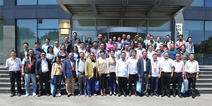 由瀾湄六國(guó)有關(guān)部門及主流媒體等組成的采訪團(tuán)與中方代表在瀾湄水資源合作中心門口合影。（瀾湄水資源合作中心供圖）