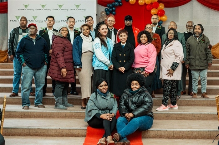PMG礦業(yè)公司股東和管理團隊和演講嘉賓合影。（圖片來源：廣西大錳南非PMG礦業(yè)有限公司）