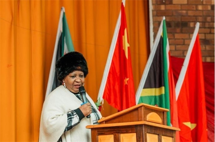 Magdeline Mokwena女士致辭。（圖片來源：廣西大錳南非PMG礦業(yè)有限公司）