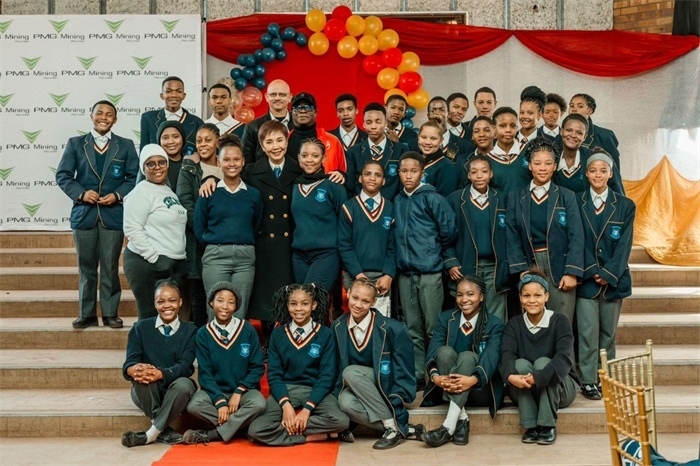 Blinkklip高中的學(xué)生們。（圖片來源：廣西大錳南非PMG礦業(yè)有限公司）