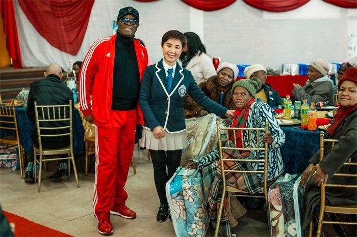 Micheal Mohala中將、黃琳與社區(qū)老人合影。（圖片來源：廣西大錳南非PMG礦業(yè)有限公司）