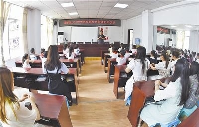  圖②：法院干警向參加活動的學生和家長講解暑假安全教育知識。