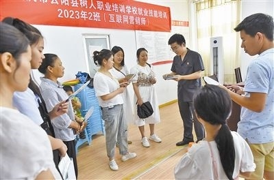  圖③：法院干警現場指導鄉(xiāng)村“代理家長”如何正確管護留守兒童。