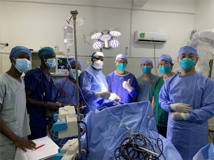 腦膿腫手術成功，全體參與手術的醫(yī)務工作者合影留念。中國第二十九批援幾內亞醫(yī)療隊供圖