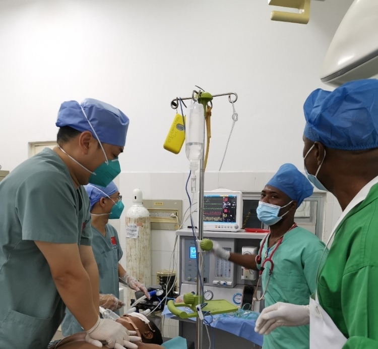 麻醉科李學(xué)斌醫(yī)生和手術(shù)室護(hù)士趙鈺進(jìn)行復(fù)蘇搶救。中國(guó)第二十九批援幾內(nèi)亞醫(yī)療隊(duì)供圖