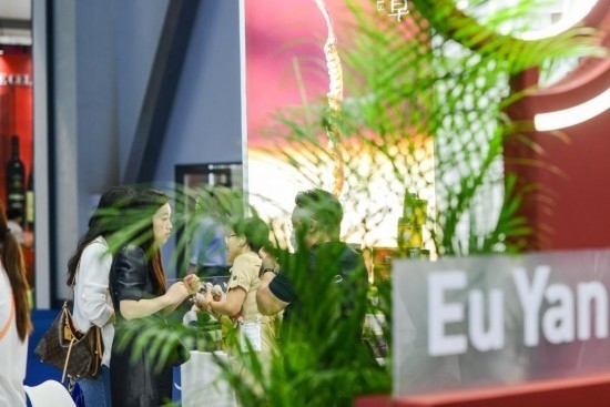 RCEP成員國(guó)企業(yè)亮相第三屆消博會(huì)。2023年4月12日，參觀者在新加坡企業(yè)余仁生的展臺(tái)了解產(chǎn)品。新華社記者王澤聰攝