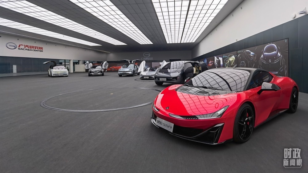 今年4月，習(xí)近平考察廣汽埃安新能源汽車股份有限公司，了解企業(yè)推動制造業(yè)高端化、智能化、綠色化等情況。（總臺央視記者石丞拍攝）