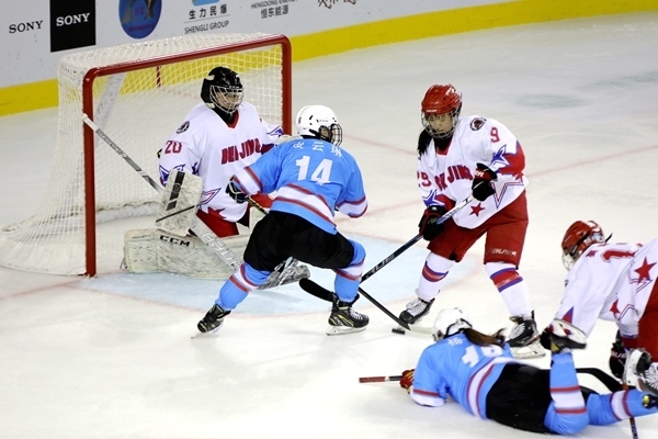 廣東隊(duì)球員與北京隊(duì)球員禁區(qū)混戰(zhàn)。人民網(wǎng)記者 胡雪蓉?cái)z