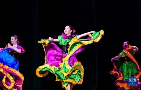 7月21日，哈薩克斯坦薩爾塔納國(guó)家舞蹈團(tuán)的演員在演出。