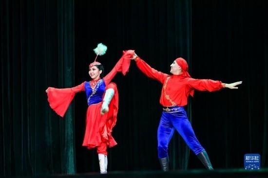 7月21日，哈薩克斯坦薩爾塔納國(guó)家舞蹈團(tuán)的演員在演出。