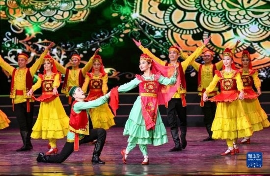 7月21日，哈薩克斯坦薩爾塔納國(guó)家舞蹈團(tuán)的演員在演出。