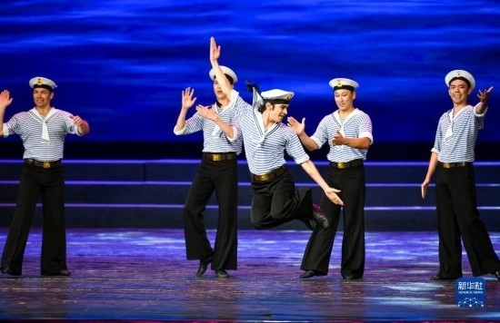 7月21日，哈薩克斯坦薩爾塔納國(guó)家舞蹈團(tuán)的演員在演出。