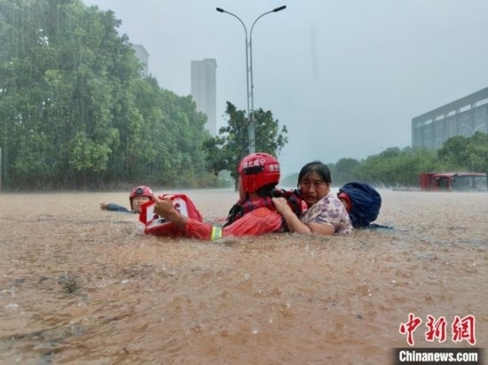 湖北咸寧暴雨引發(fā)內(nèi)澇, 消防營救民眾 朱燕林 攝