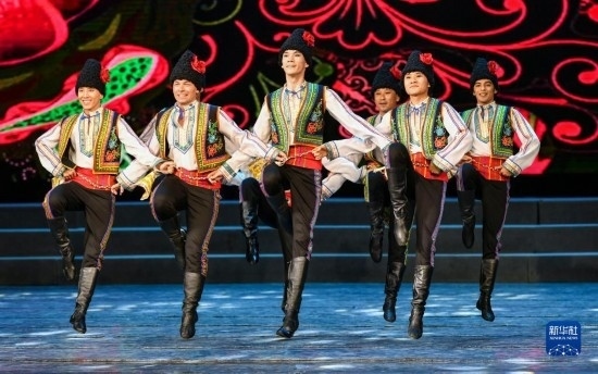 7月21日，哈薩克斯坦薩爾塔納國(guó)家舞蹈團(tuán)的演員在演出。