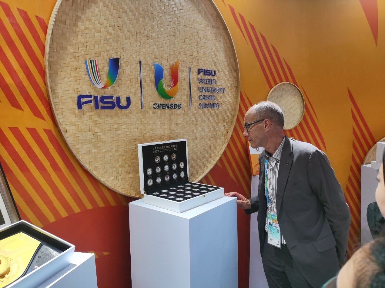 國際大體聯(lián)代理主席雷諾·艾德參觀大運會特許商品。 人民網(wǎng)記者 楊磊攝