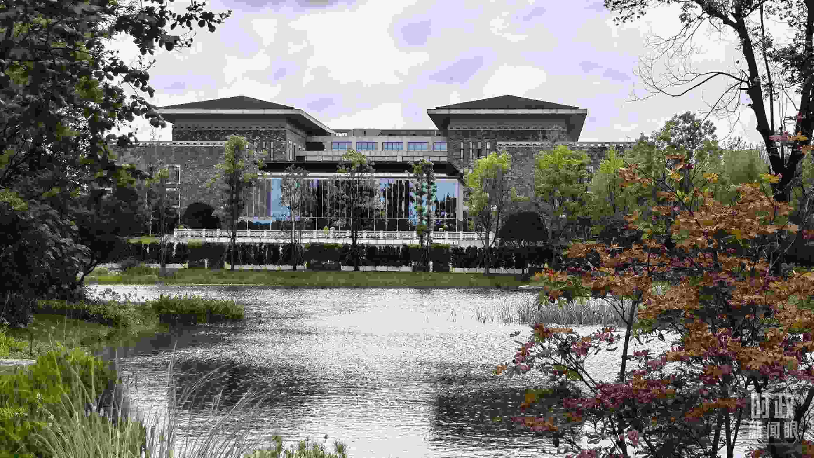 當(dāng)天，中印尼兩國元首在“錦蓉莊”舉行會見。（總臺央視記者韓銳拍攝）