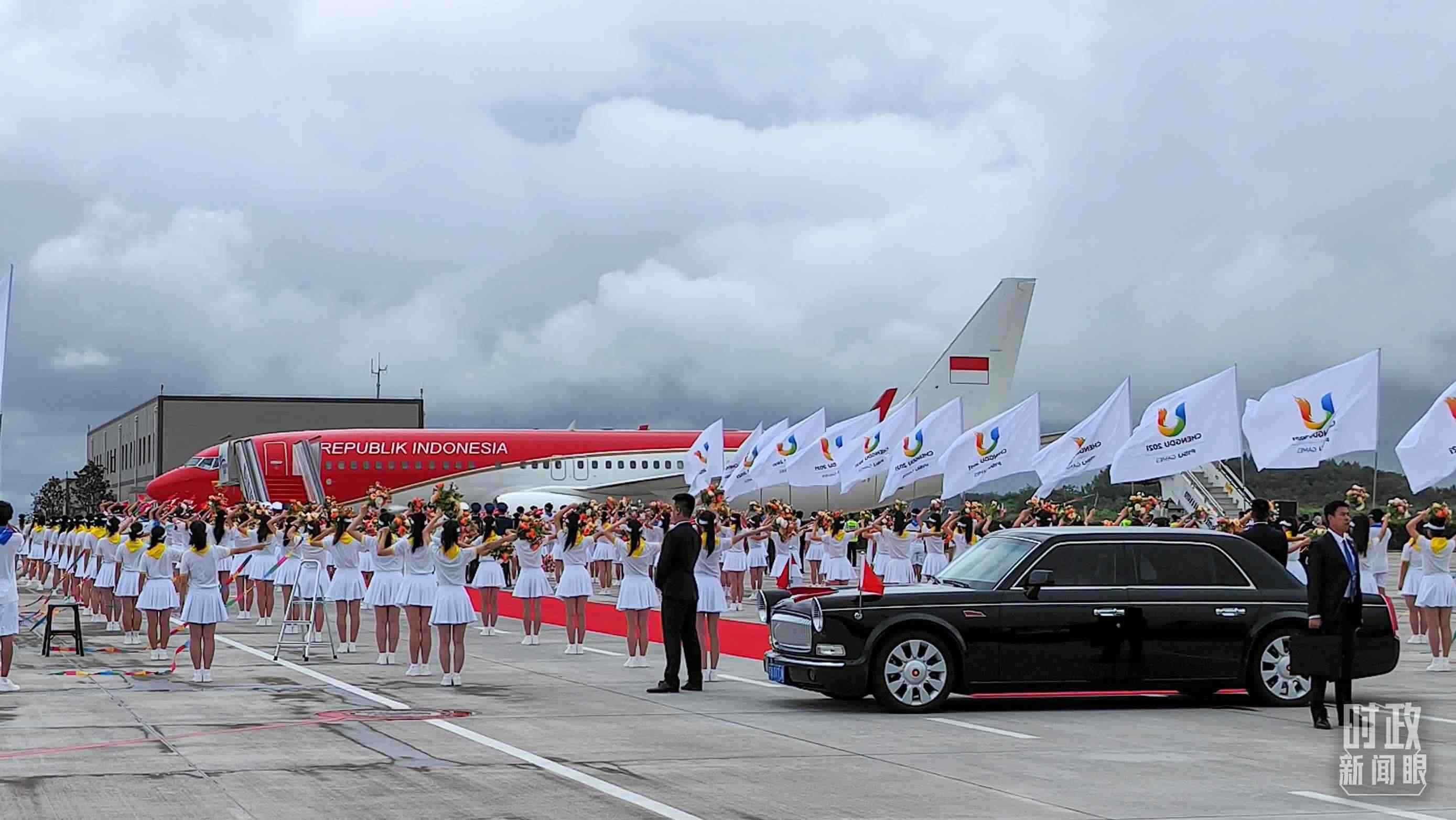 7月27日下午，印尼總統(tǒng)佐科抵達成都。（總臺央視記者王子杭拍攝）