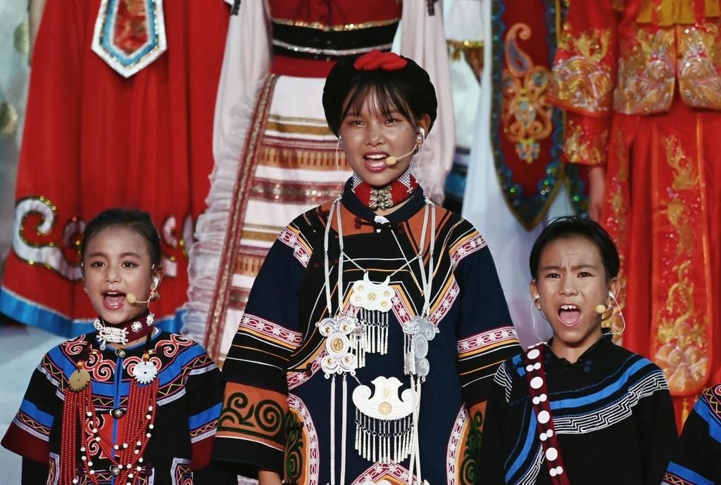 7月28日，吉好有果（中）在開幕式上表演。新華社記者陳澤國攝