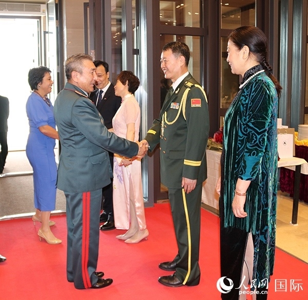 國防武官胡德君大校迎接賓客。人民網(wǎng)記者李強(qiáng)攝