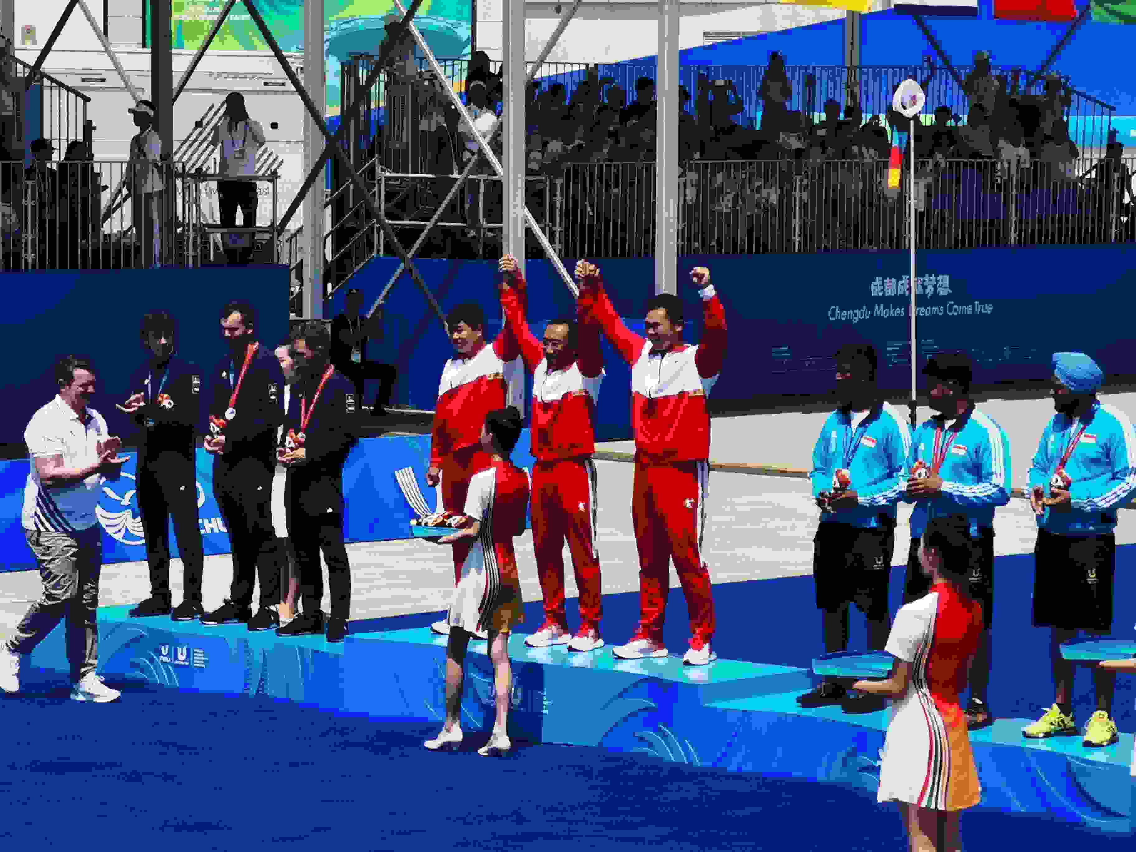 7月30日，在成都大運會男子復合弓團體頒獎儀式中，中國隊慶祝奪得冠軍。 人民網(wǎng)記者 楊磊攝