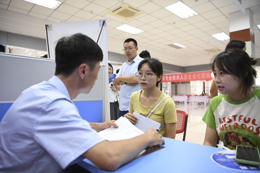 2023年7月29日，“揚就業(yè)之帆，啟夢想之旅”2023年寧夏（銀川）離校未就業(yè)高校畢業(yè)生招聘會在寧夏（銀川）人力資源服務(wù)產(chǎn)業(yè)園舉行。求職者（右）在招聘會現(xiàn)場與用人單位交流。新華社記者 馮開華 攝