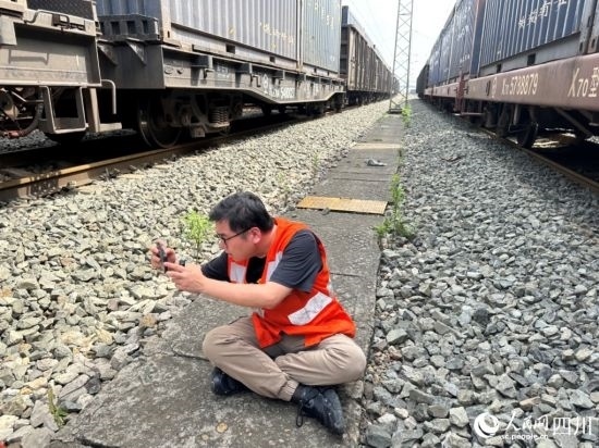 記者在成都北編組站編組場(chǎng)拍攝。人民網(wǎng)記者 王紹紹攝
