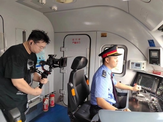 記者采訪中歐班列（成都）首發(fā)司機(jī)仲俊斕。成都機(jī)務(wù)段供圖