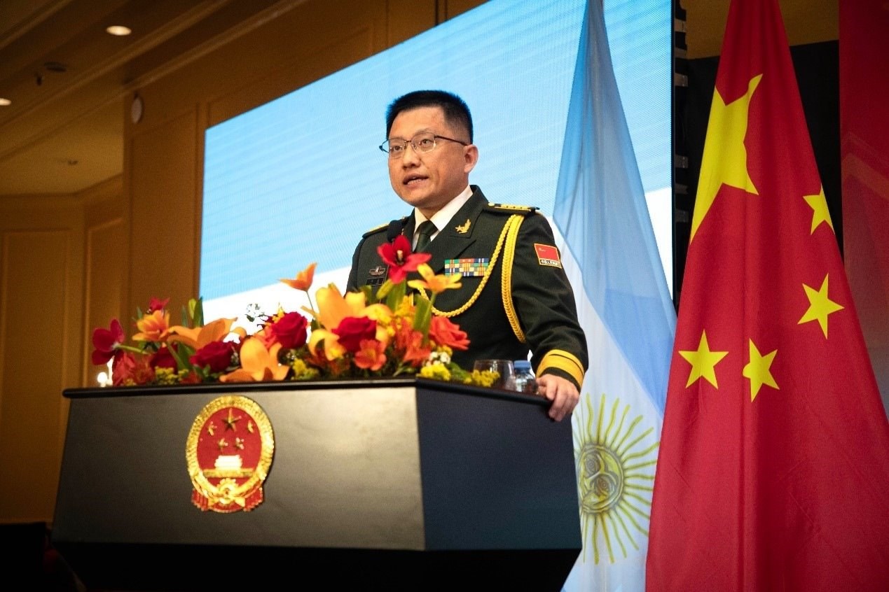 中國駐阿根廷大使館武官劉淼大校致辭。中國駐阿根廷大使館供圖