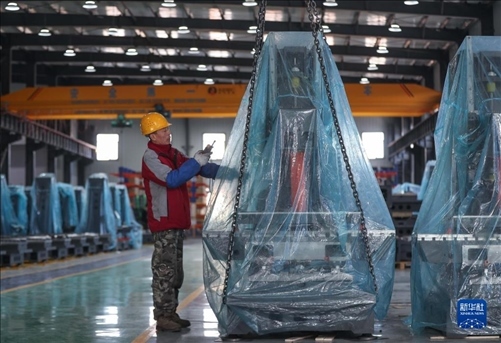 工人在阜新勁達(dá)精密機(jī)械有限公司生產(chǎn)車間工作。新華社記者龍雷攝
