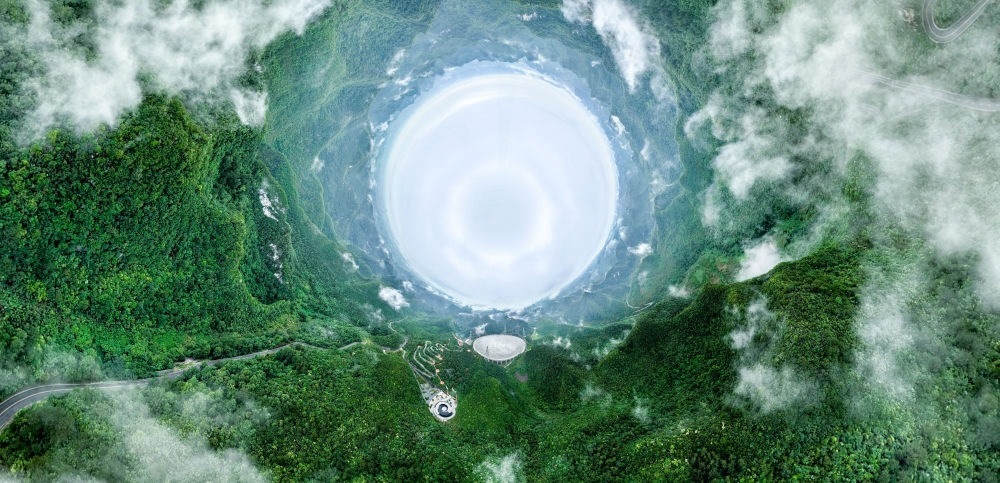 6月22日拍攝的“中國天眼”全景（維護保養(yǎng)期間拍攝，無人機全景拼接照片）。新華社記者 歐東衢 攝