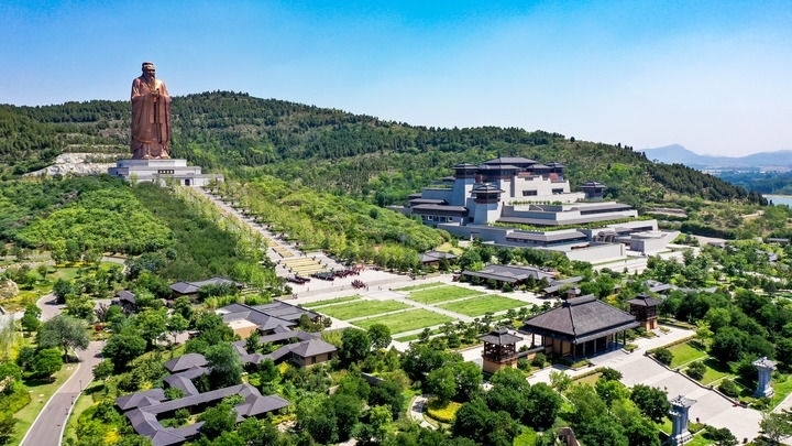 這是2023年6月8日拍攝的山東省曲阜市尼山圣境（無(wú)人機(jī)照片）。新華社記者 郭緒雷 攝