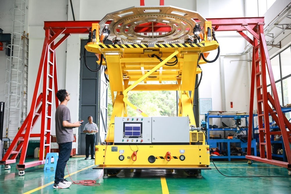 7月26日，工作人員在調試饋源接收機拆裝機器人。新華社記者 歐東衢 攝