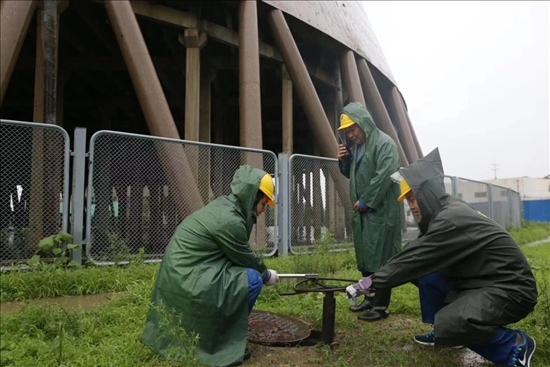 華能北京熱電廠員工操作排水閥降低水塔水位。 受訪者供圖