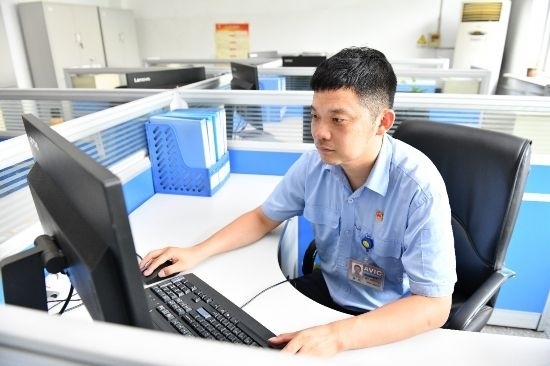 工作中的康凱。航空工業(yè)沈飛供圖