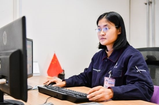工作中的劉艷梅。航空工業(yè)沈飛供圖