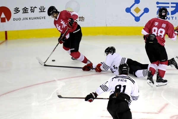 重慶隊(duì)球員與內(nèi)蒙古球員拼搶。人民網(wǎng)記者 胡雪蓉?cái)z