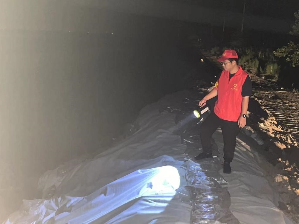 太平鎮(zhèn)干部晚上巡查南小埝。（采訪對(duì)象供圖）