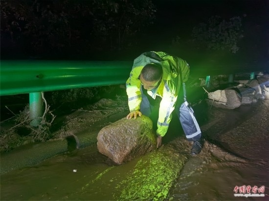 7月31日，張涿高速，高速交警涿鹿大隊民警清理山體滑坡路面落石。