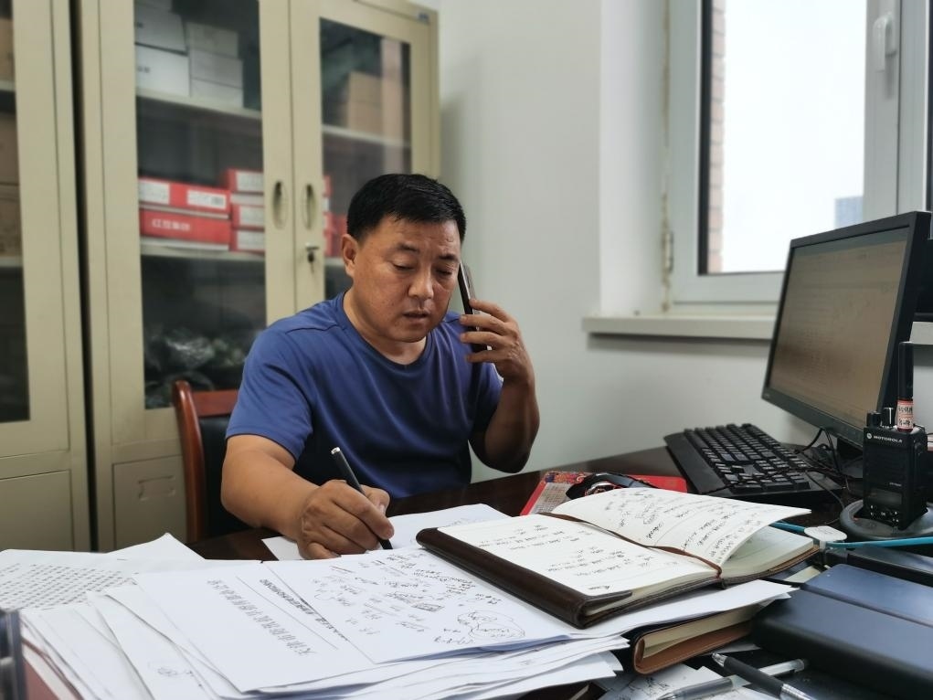 曾田榮正在辦公室內工作。新華社記者 孫凡越 攝