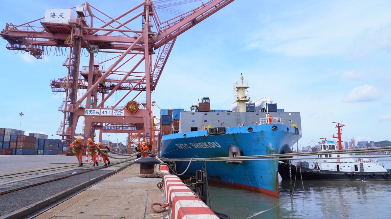 7月22日上午，“絲路海運(yùn)”電商快線“海豐蛇口”輪?？繌B門海天碼頭12號(hào)泊位裝卸集裝箱貨物。人民網(wǎng)記者 蘭志飛攝