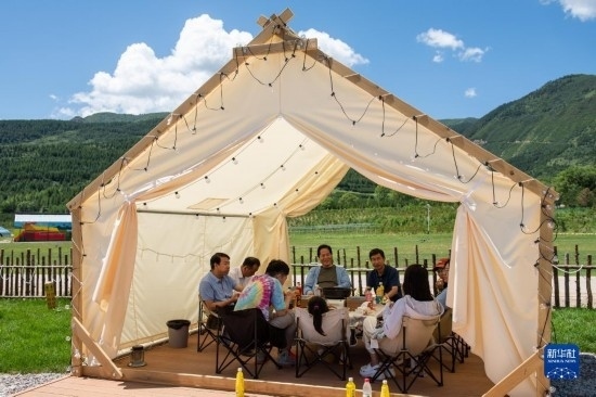 8月12日，游客在寧夏固原市涇源縣大灣鄉(xiāng)楊嶺村品嘗當(dāng)?shù)孛朗场Ｐ氯A社記者 李旭倫 攝