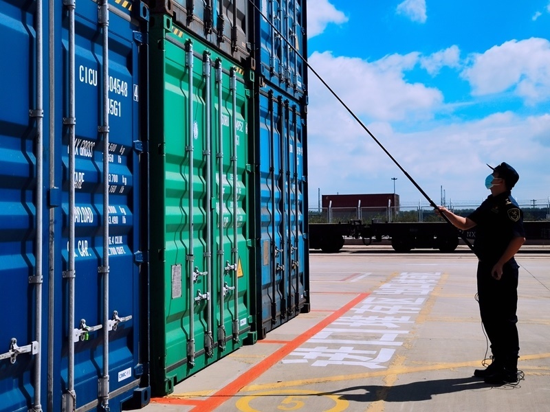 關員利用工業(yè)內窺鏡檢查箱號、鎖號、封志情況。人民網記者 栗翹楚攝