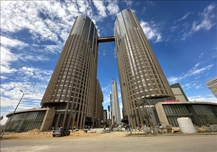 埃及新行政首都CBD項(xiàng)目P4標(biāo)段高層辦公樓。 嚴(yán)川吉雨攝