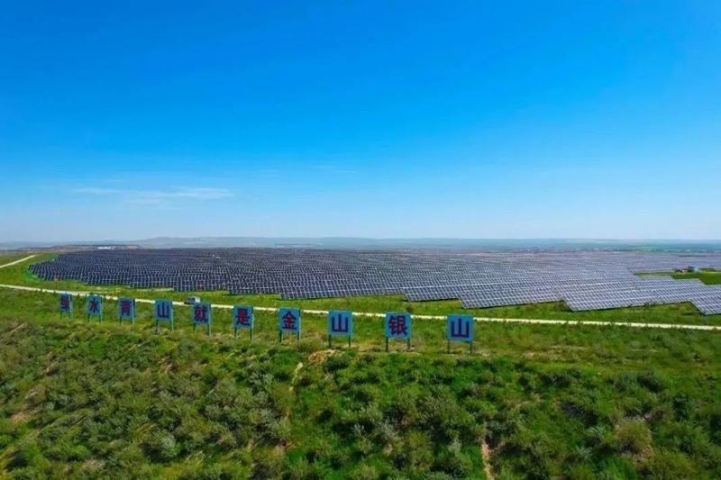勝利能源露天礦排土場(chǎng)15.3萬千瓦光伏電站并網(wǎng)發(fā)電。受訪者供圖