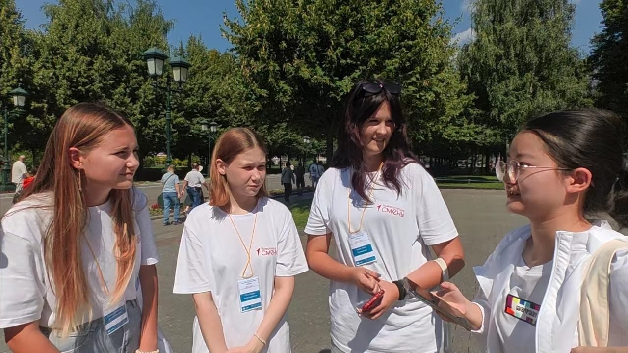 調(diào)研團在街頭采訪。北京外國語大學供圖