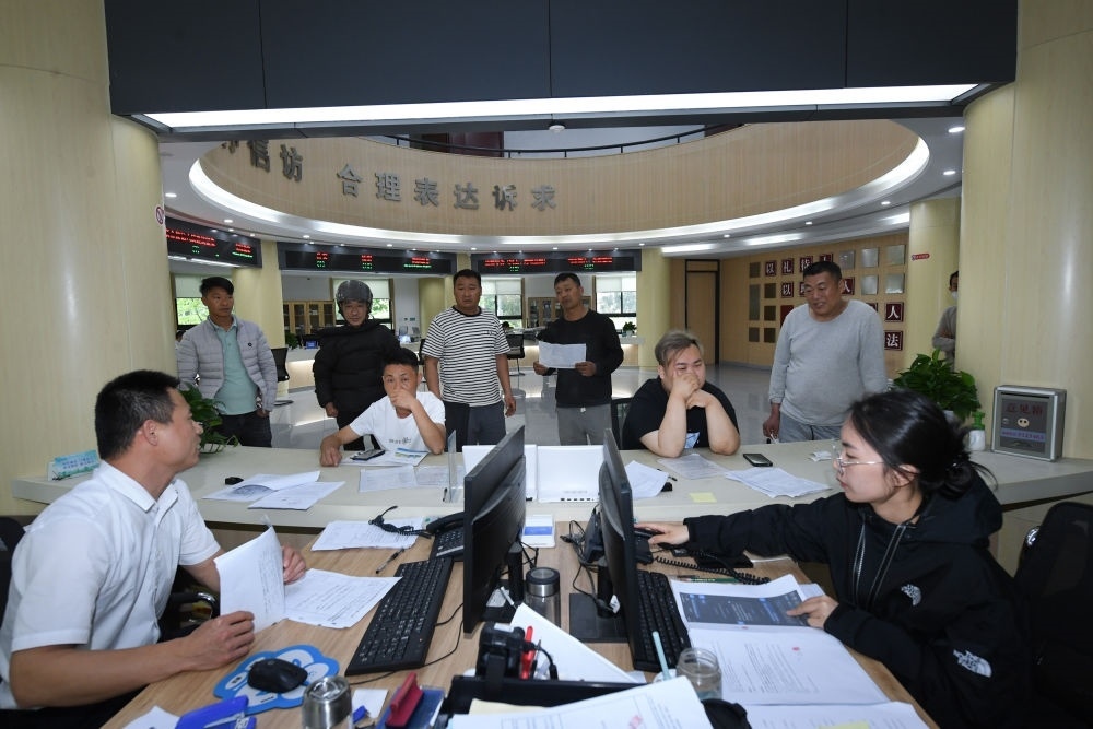 浙江省安吉縣社會治理中心工作人員在處理群眾信訪訴求（5月8日攝）。新華社記者 翁忻旸 攝